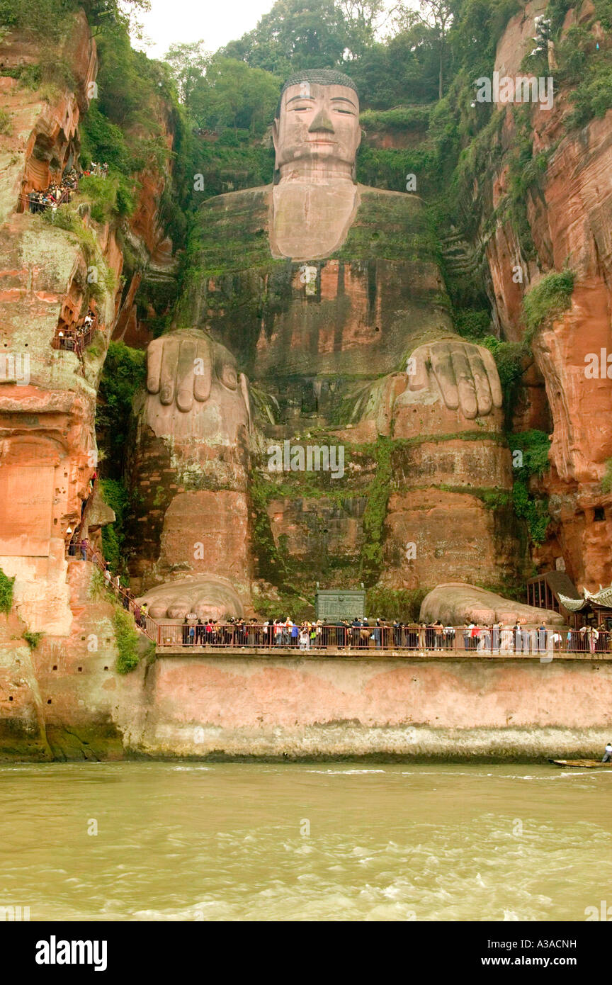 Leshan Giant Buddha, Touristen Treppenstufen klettern auf der Seitenwand & Buddhas Füßen, Min Fluß, Stockfoto