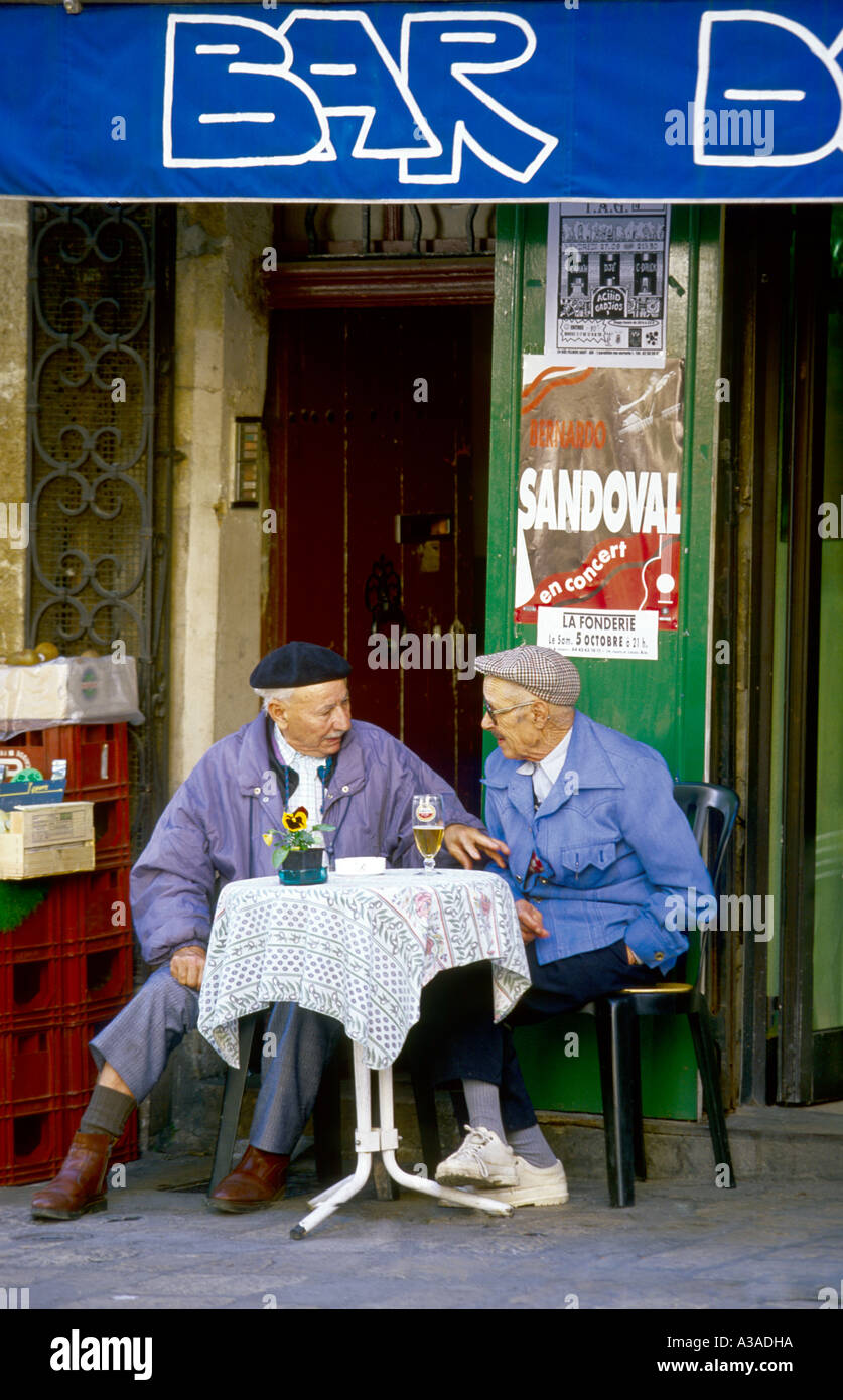 Zwei ältere Männer am Café-Tisch in Aix-En-Provence Frankreich aperitif Stockfoto