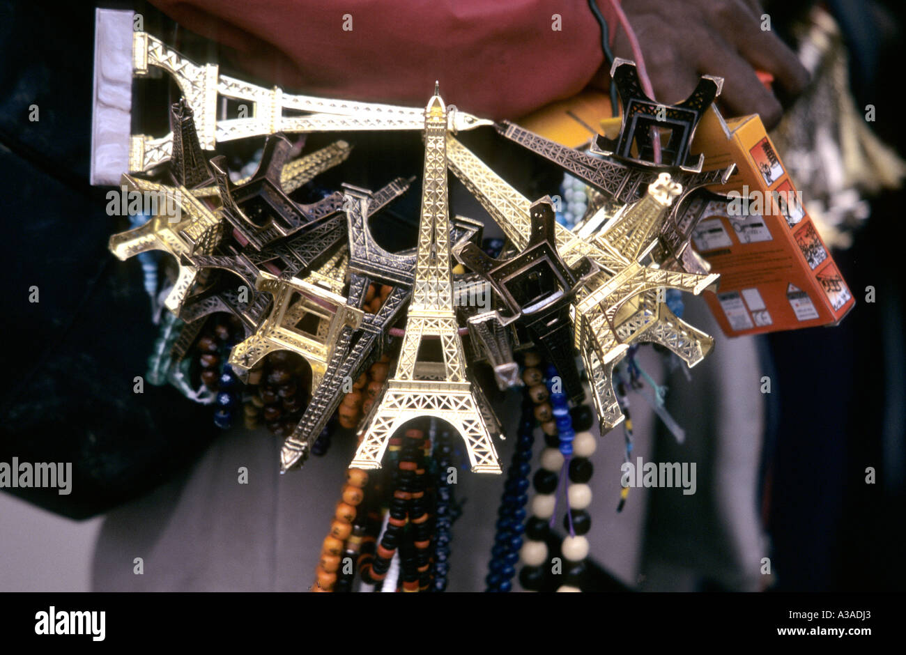 Mann mit Souvenir Eiffel Towers auf seine armIC Stockfoto