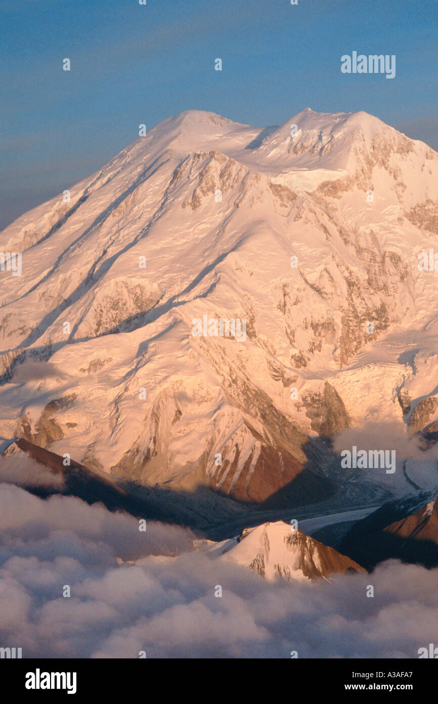 Denali Nationalpark, Alaska, AK, Vereinigte Staaten, Mt Foraker in die Alaska Range, Antenne über Wolken. Stockfoto