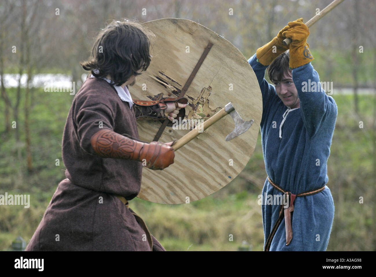 Eisenzeit Reinactor Rollenspieler in Kostüm Schlacht Schilde Achsen Ecos-Center Ballymena St Patrick s Tag County antrim Stockfoto