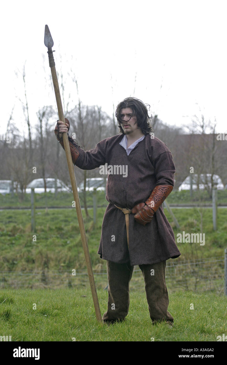 Eisenzeit Reinactor Rollenspieler in Tracht mit langem Speer Ecos-Center Ballymena St Patricks Tag County Antrim-Nordirland Stockfoto