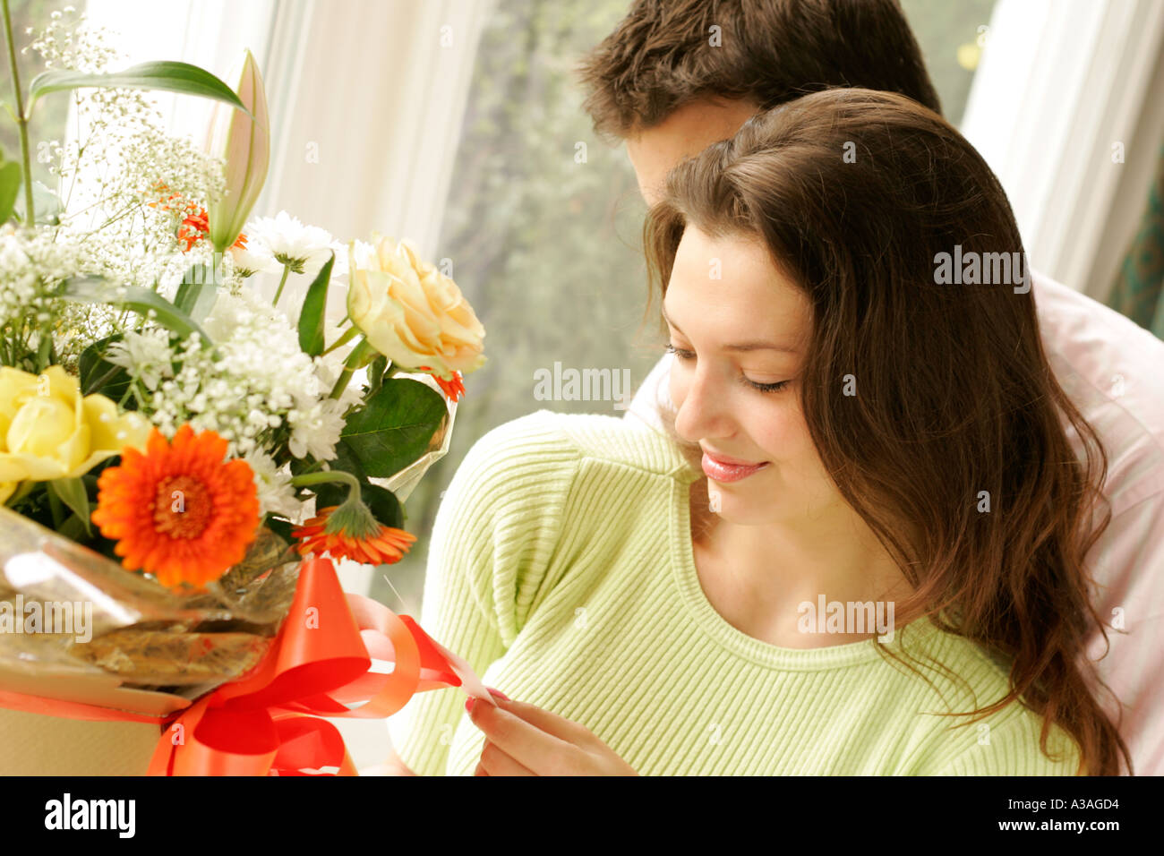 Junges Paar mit Blumen Stockfoto