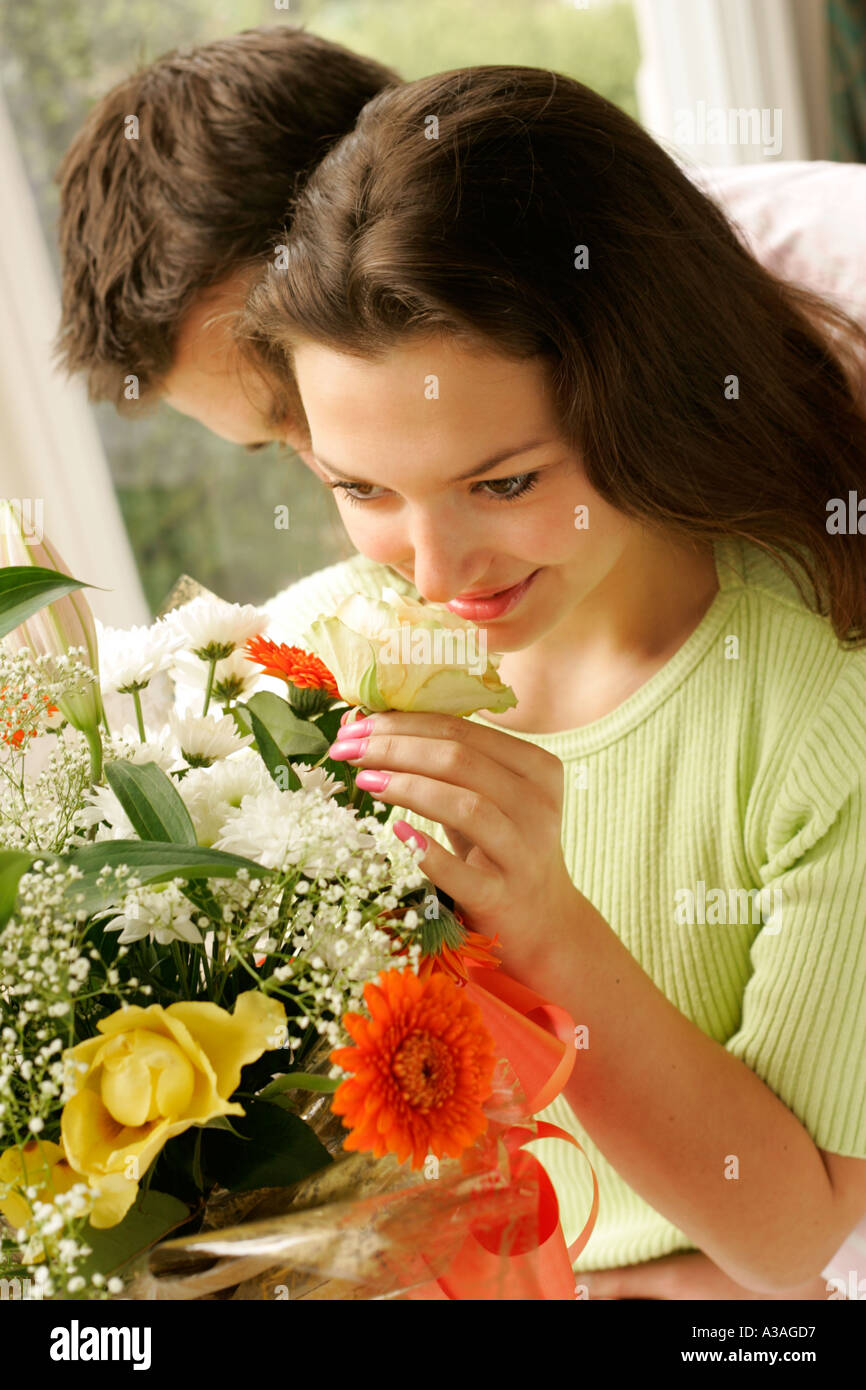 Junges Paar mit Blumen Stockfoto