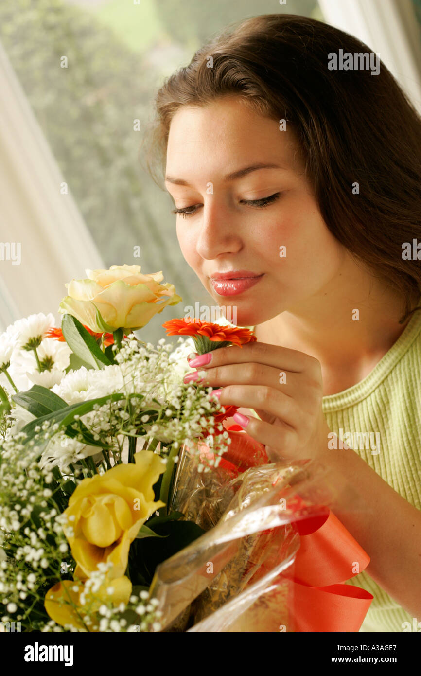 Junges Mädchen mit Blumen Stockfoto