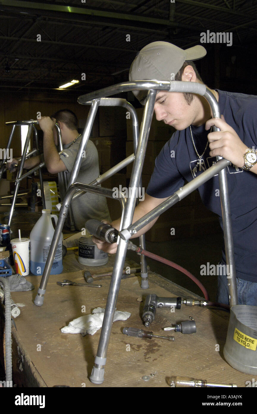 P10 068 Fabrik Walker Air Tool männliche Teenager Montagearbeiter Stockfoto