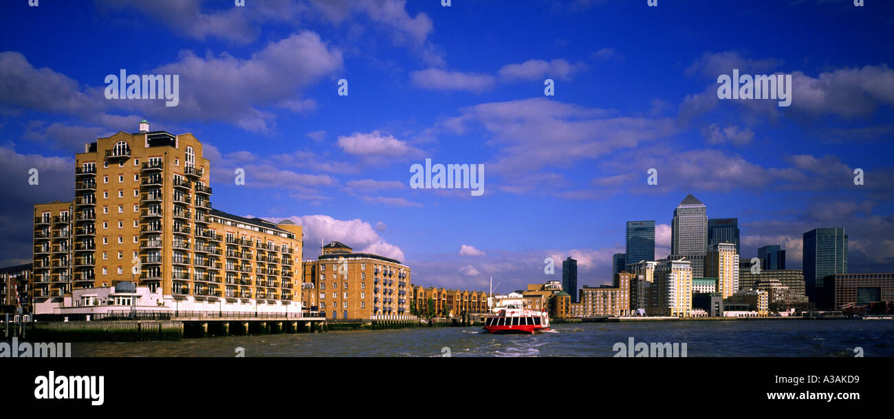 Ansicht des modernen Wohnblocks auf der Themse in den London Docklands England UK Stockfoto