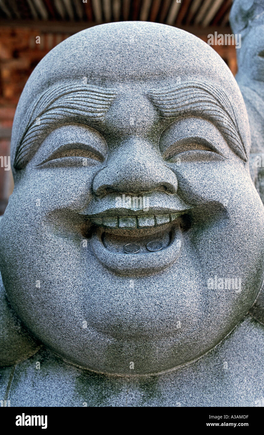 Hotei eines von den sieben glücklichen Götter er ist der Gott des Glücks und der Zufriedenheit Tsubosaka Dera Tempel Nara Präfektur Japan Stockfoto