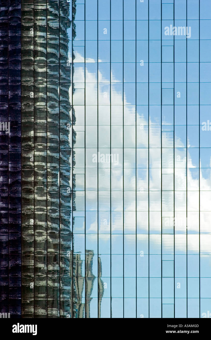 Reflexion der Petronas Towers in angrenzenden Sykscraper Stockfoto