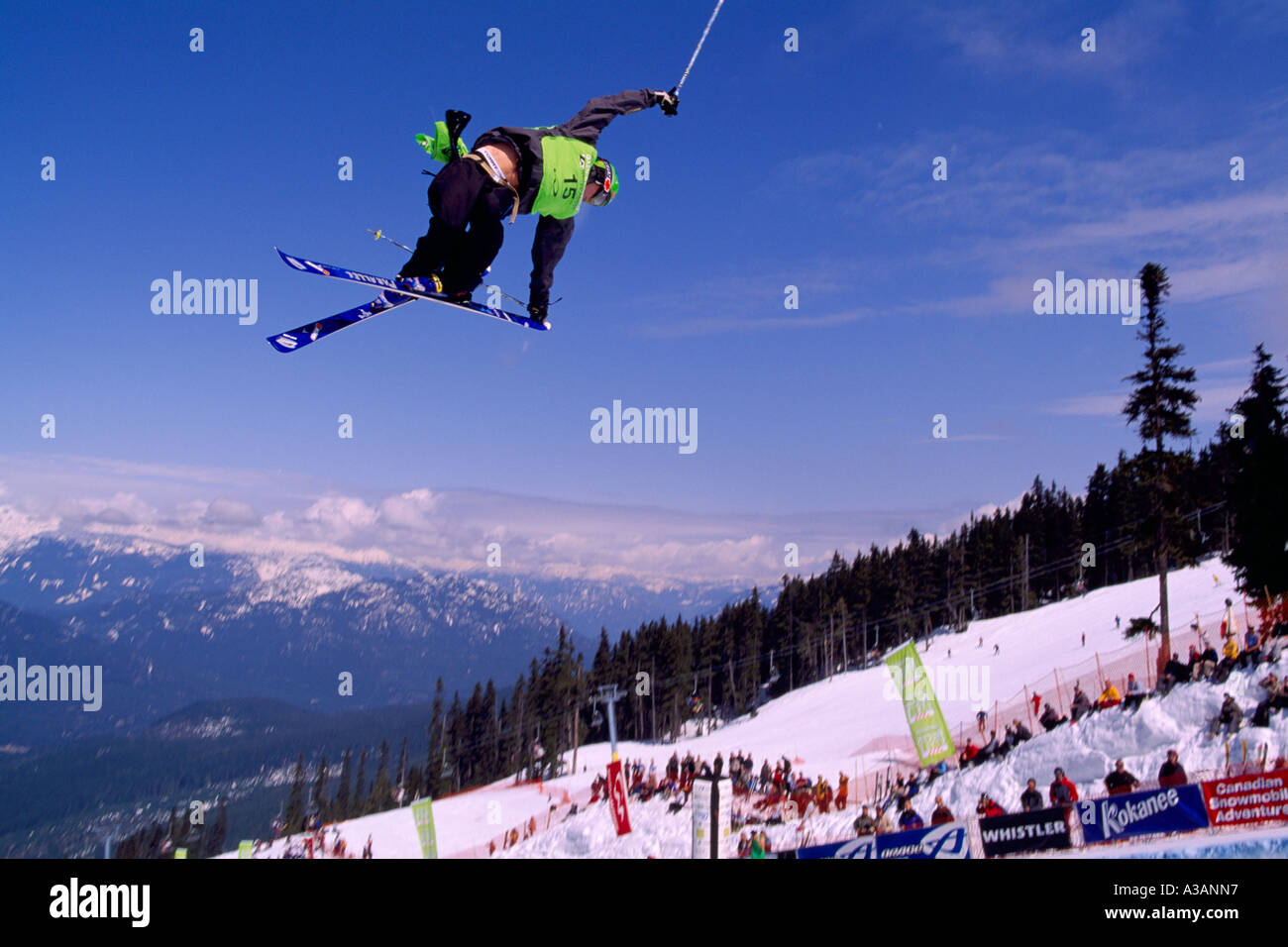 Whistler, BC, Britisch-Kolumbien, Kanada - A Freestyle Skifahrer im Wettbewerb beim Superpipe-Wettbewerb in der Halfpipe am Blackcomb Mountain Stockfoto