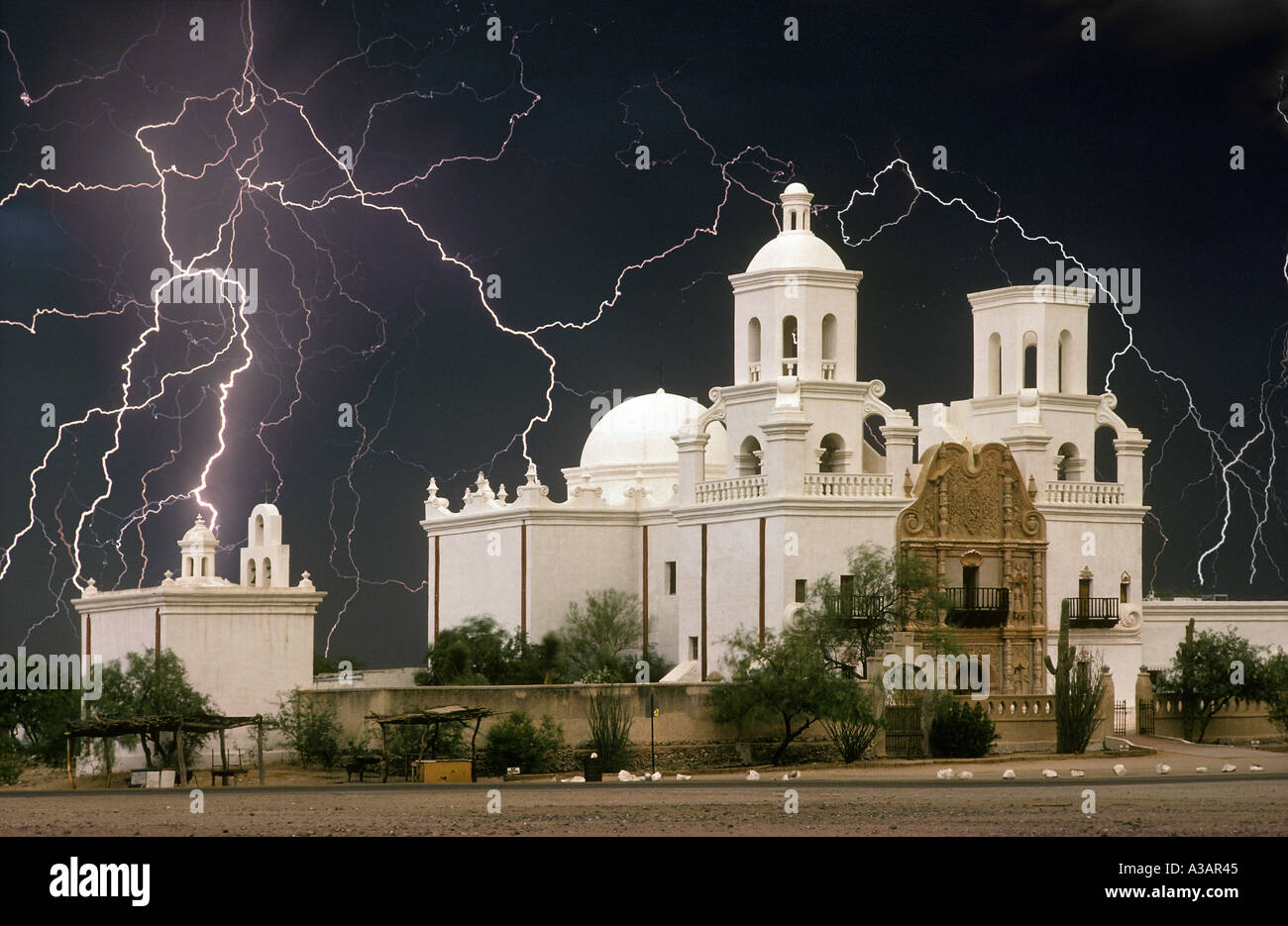 Annäherung an elektrischer Sturm San Xavier Mission Arizona Stockfoto