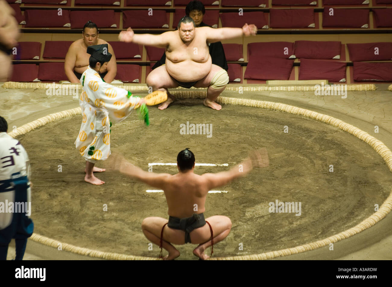 Sumo-Ringer prematch Ritual Grand Taikai Sumo Wrestling Turnier Kokugikan Halle Stadion Stockfoto