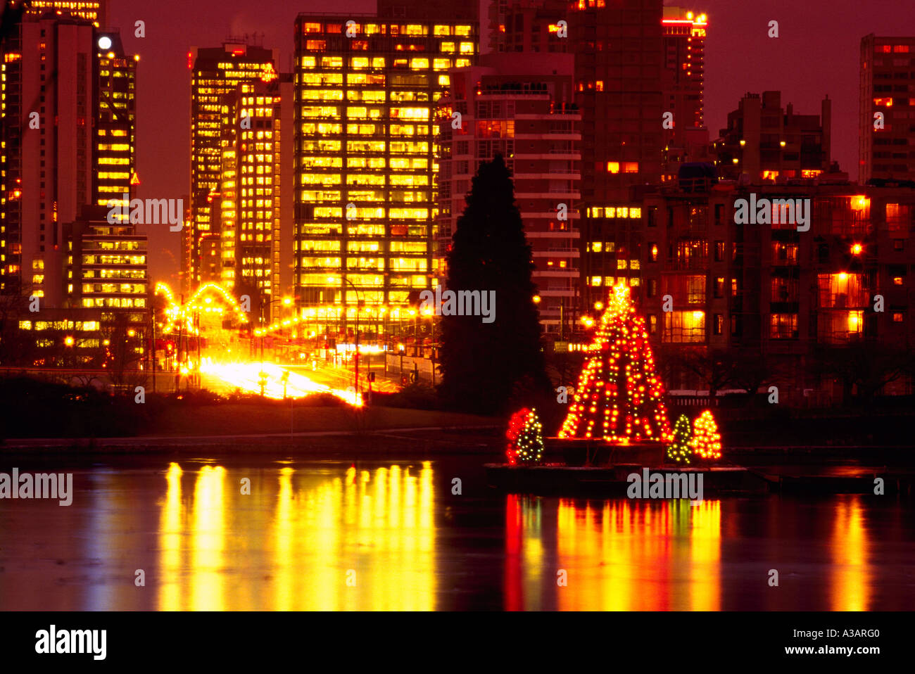 Weihnachtsbaum und Downtown Lights "West End" zu reflektieren, in "Lost Lagoon" im Stanley Park in Vancouver British Columbia Kanada Stockfoto