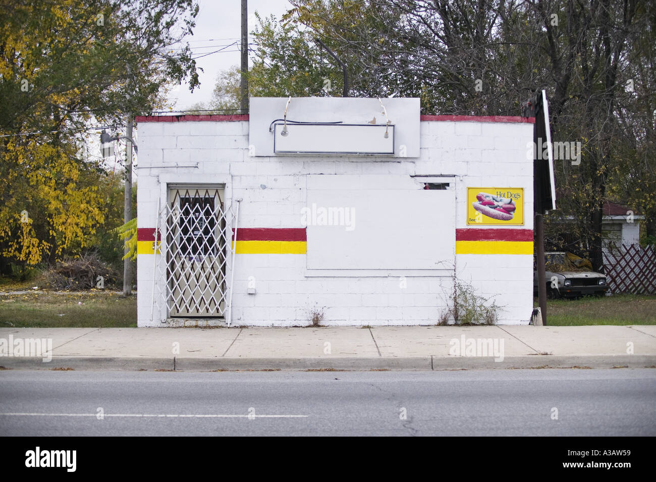 Verlassene Gebäude auf einer leeren Straße Stockfoto
