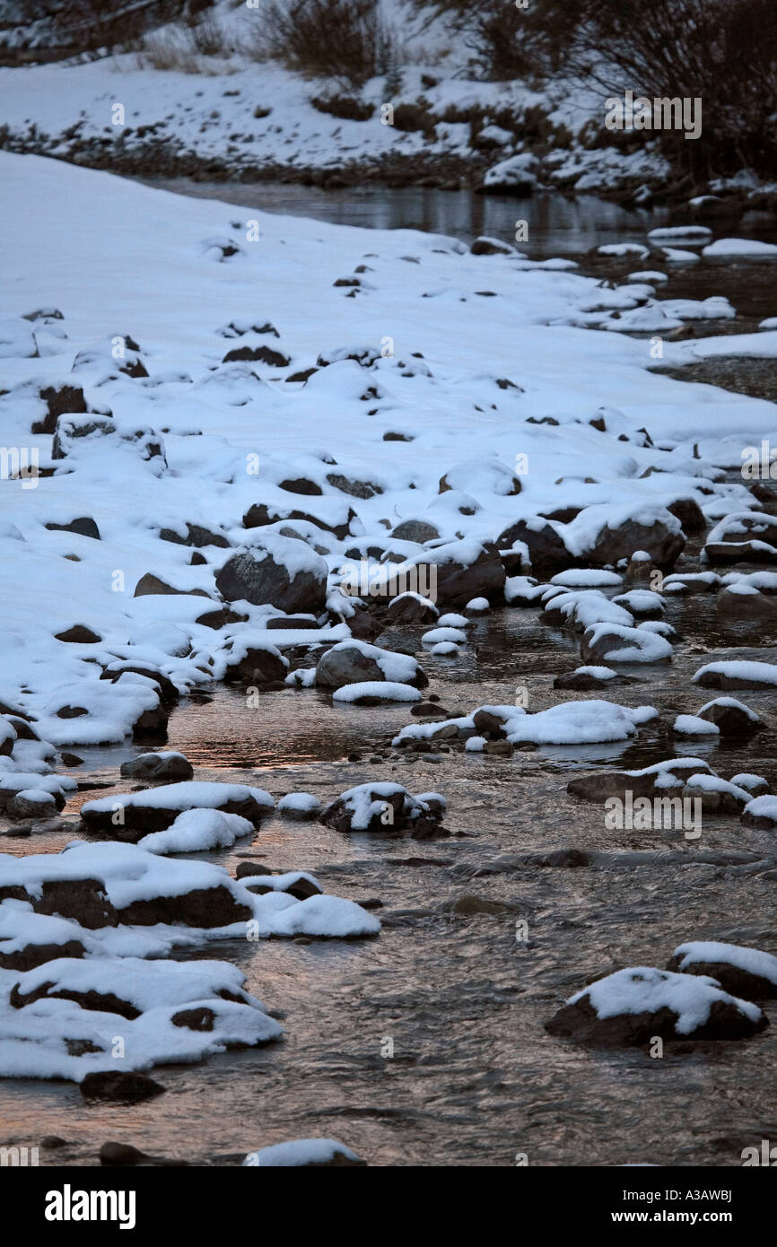 ein Alberta Bach im winter Stockfoto