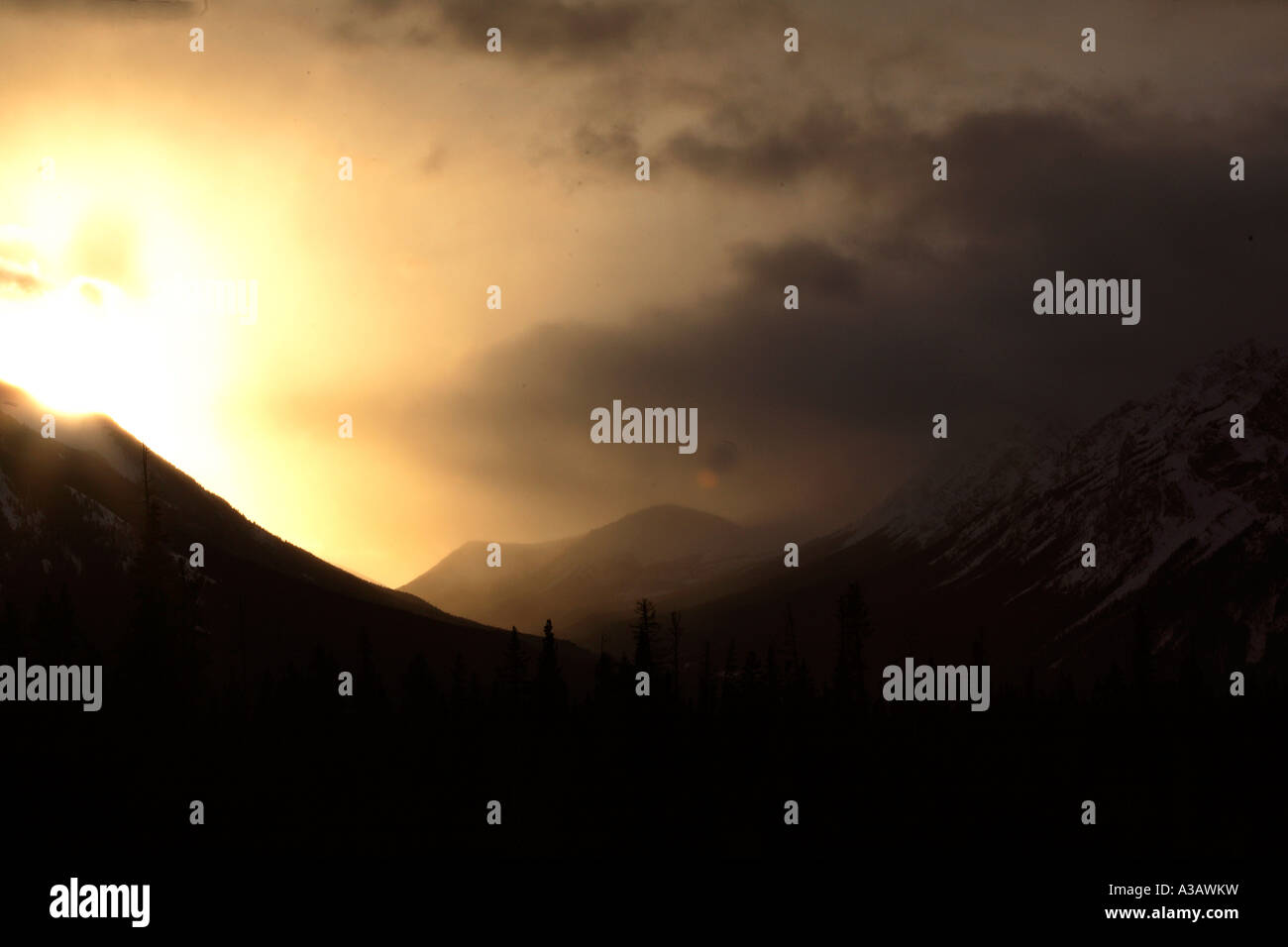 Sonne hinter Wolken in Bergen Stockfoto