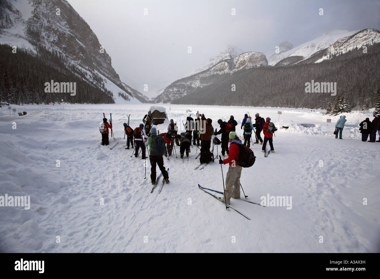 Langläufer auf dem gefrorenen See Louise Stockfoto