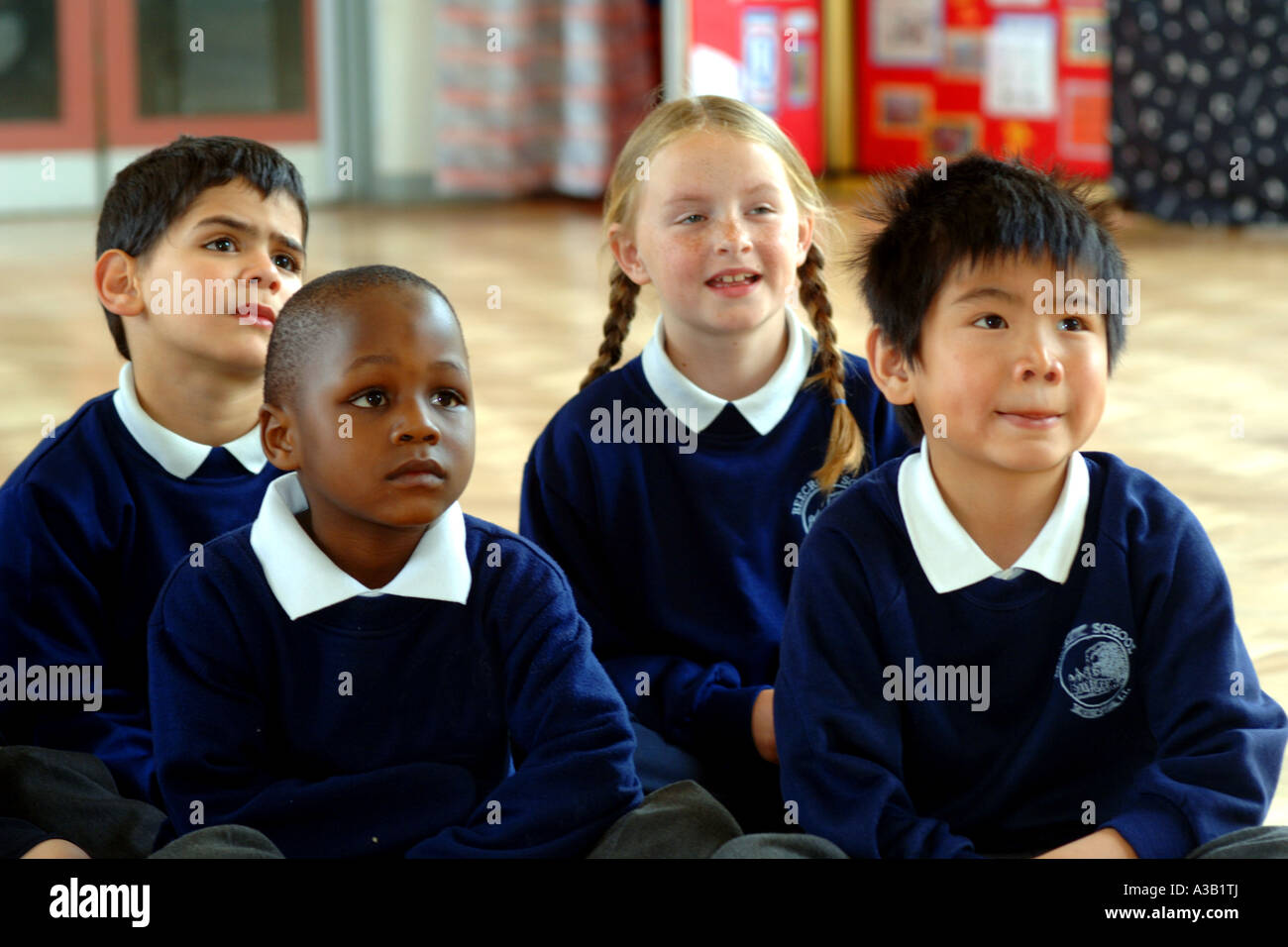 Gemischte Gruppe von Grundschulkindern hören dem Lehrer West Yorkshire Stockfoto