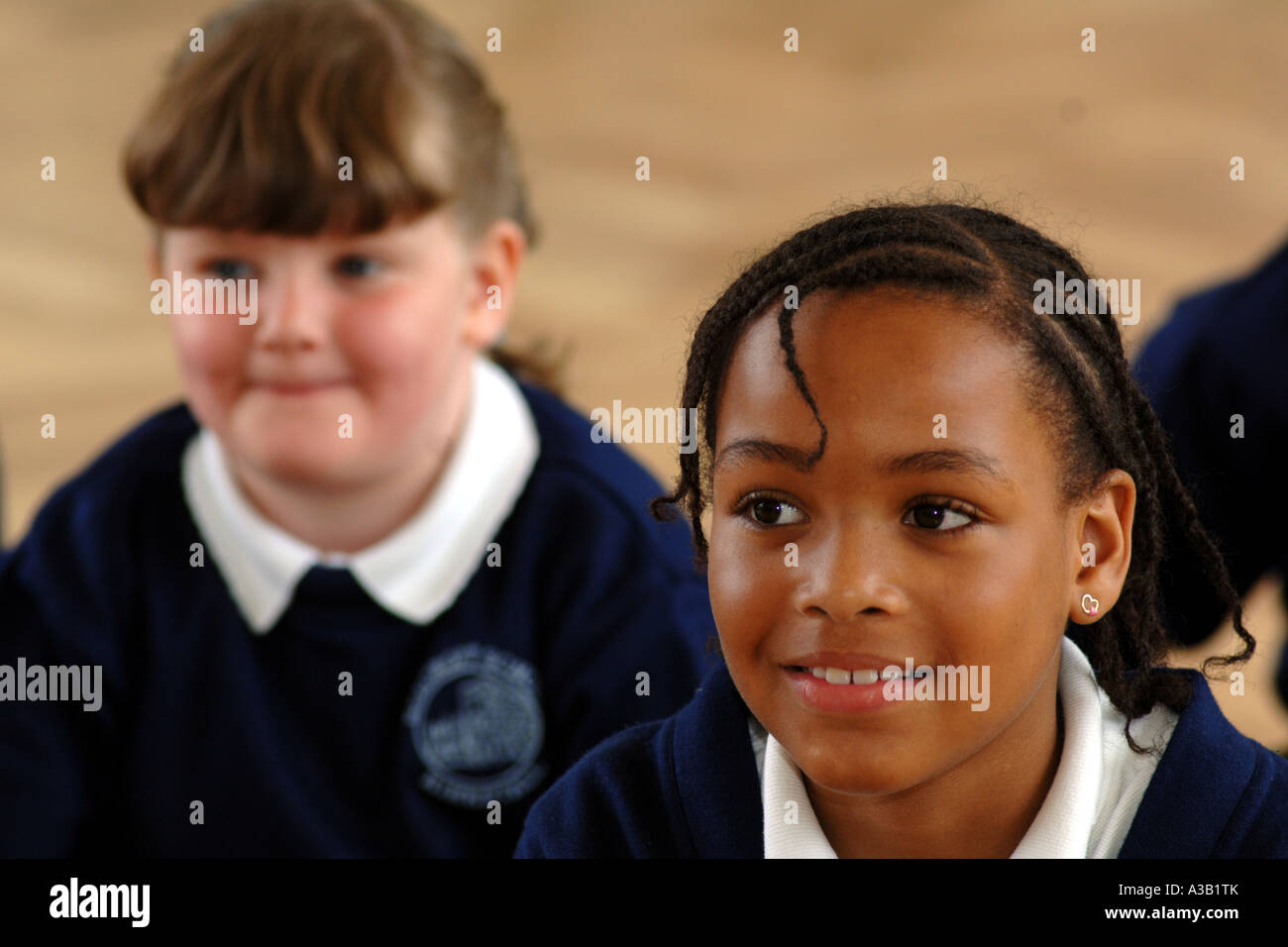 Gemischte Gruppe von Grundschulkindern beitreten in einer Gruppendiskussion West Yorkshire Stockfoto