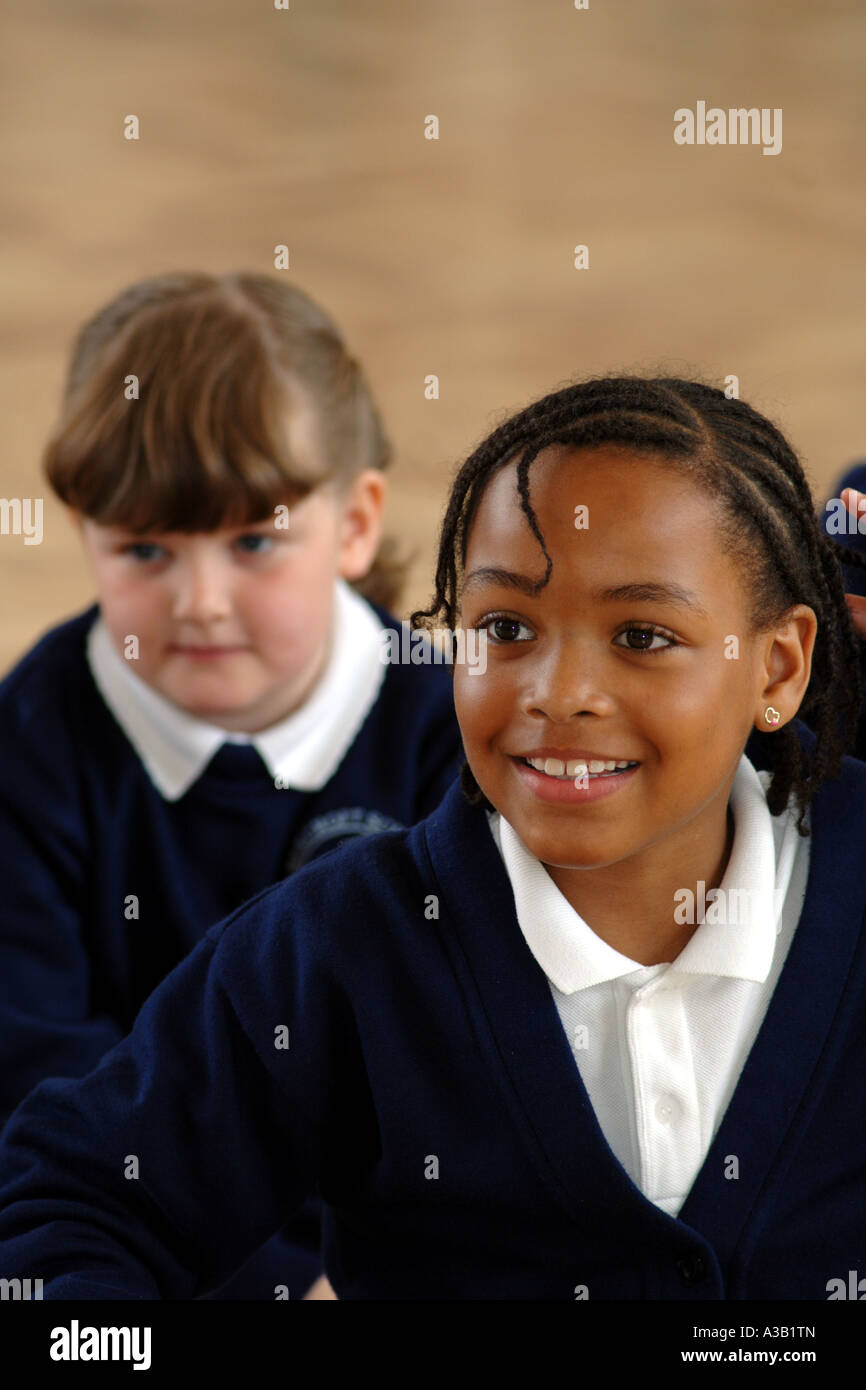 Gemischte Gruppe von Grundschulkindern beitreten in einer Gruppendiskussion West Yorkshire Stockfoto