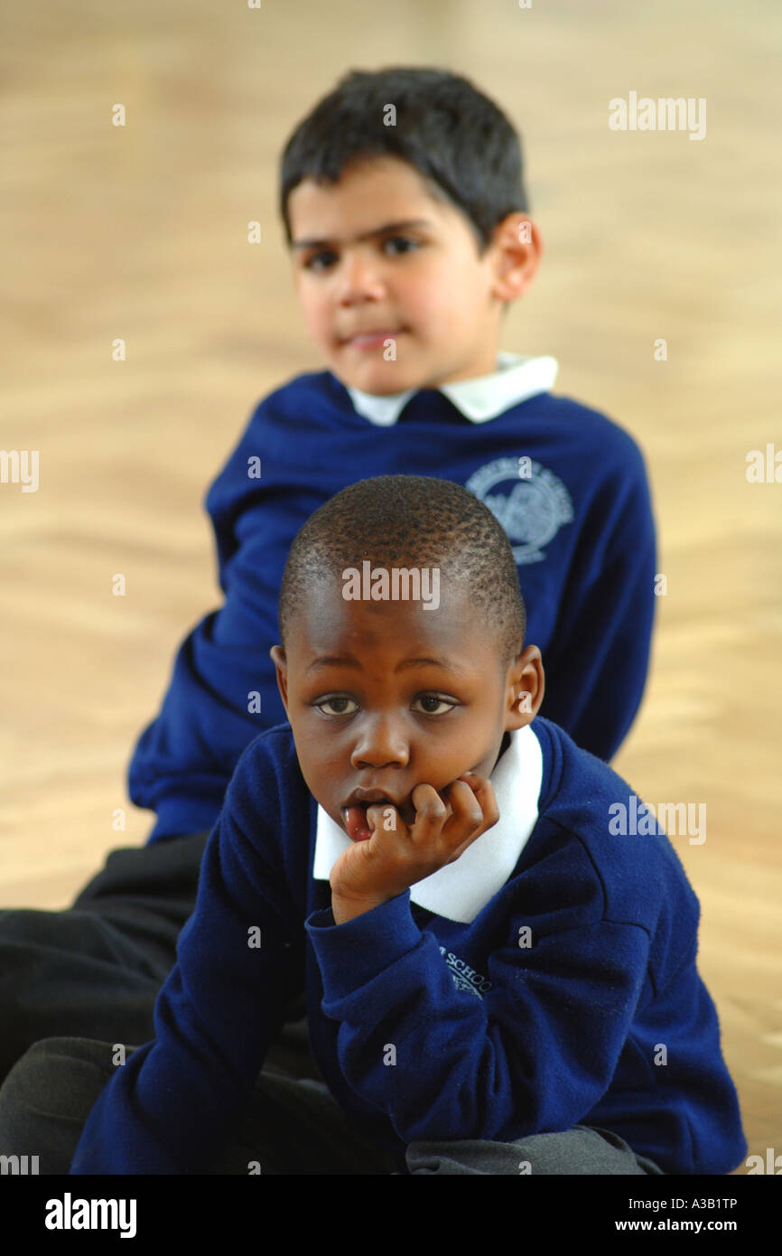 zwei Jungs anhören der Gruppendiskussion an einer Grundschule West Yorkshire Stockfoto