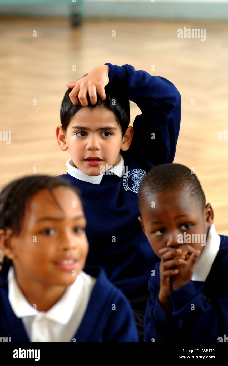 Gemischte Gruppe von Grundschulkindern beitreten in einer Gruppendiskussion mit dem Lehrer West Yorkshire Stockfoto