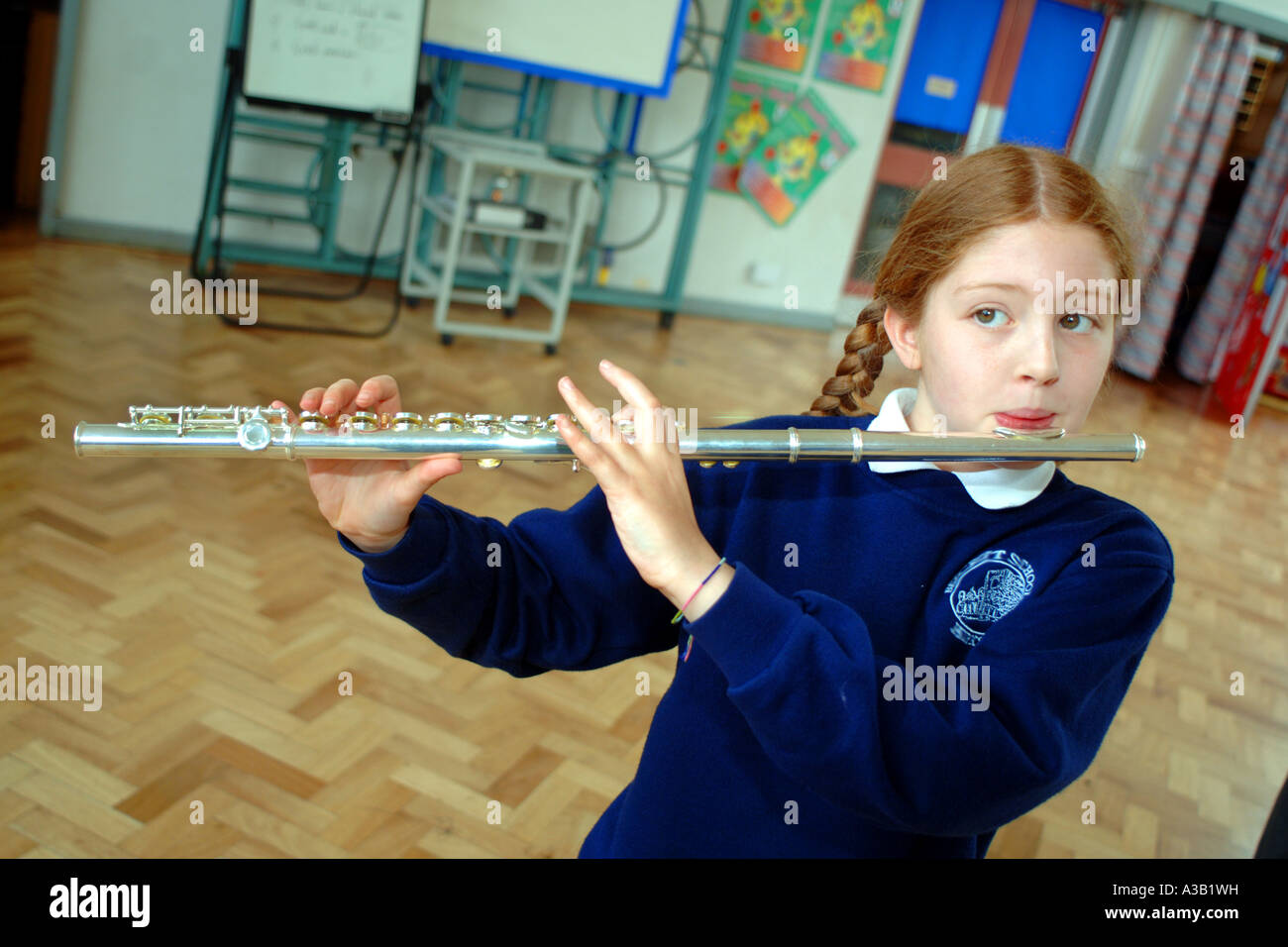 Grundschule Mädchen übt ihre Querflöte bei Schule West Yorkshire Stockfoto