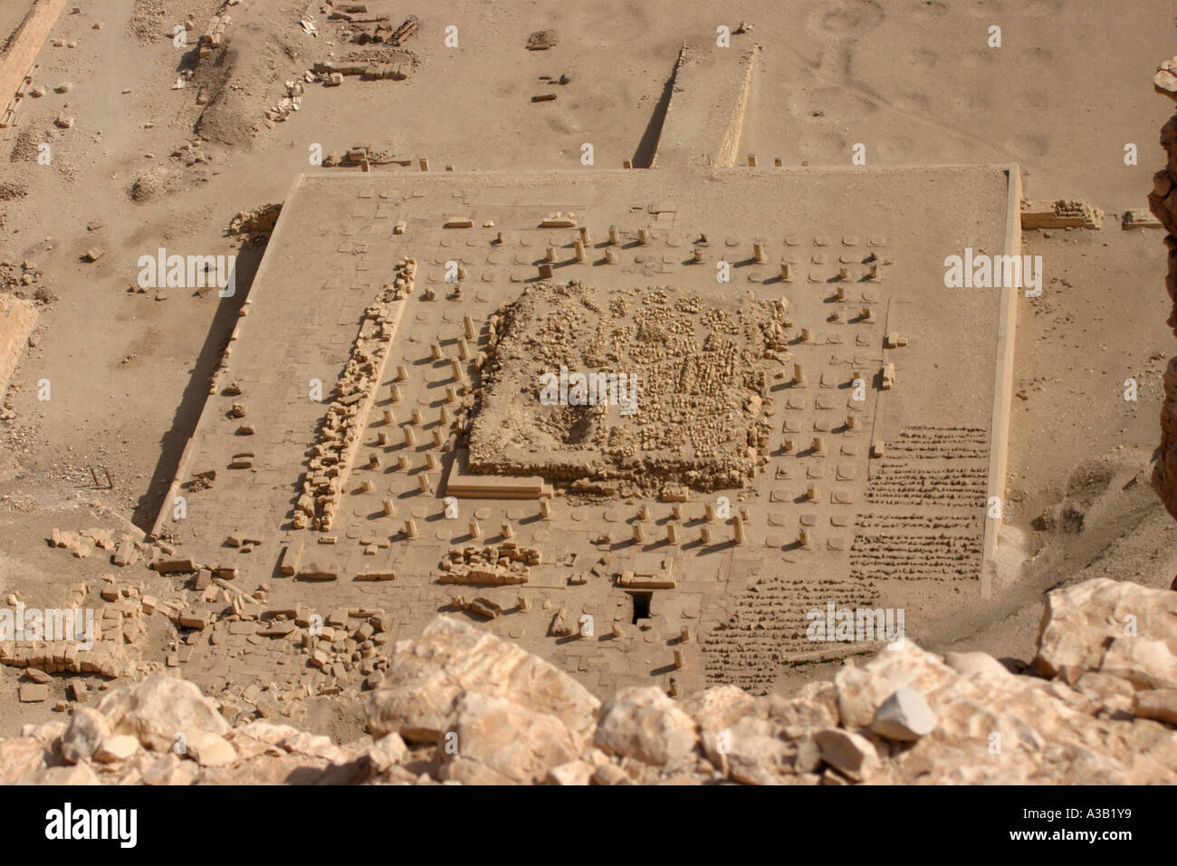 Zerstörte Tempel des Mentuhotep II in der Nähe von Königin Hatshepsut Tempel, Westufer des Nil, Luxor, Ägypten Stockfoto