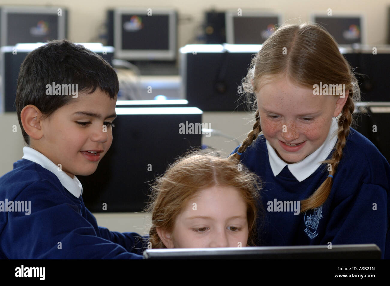 Kinder im Grundschulalter verwenden Sie einen Computer in der IT-Suite Stockfoto