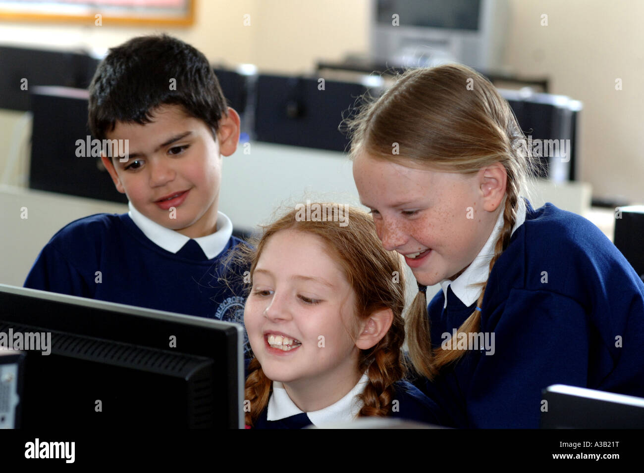 Kinder im Grundschulalter verwenden Sie einen Computer in der IT-Suite Stockfoto
