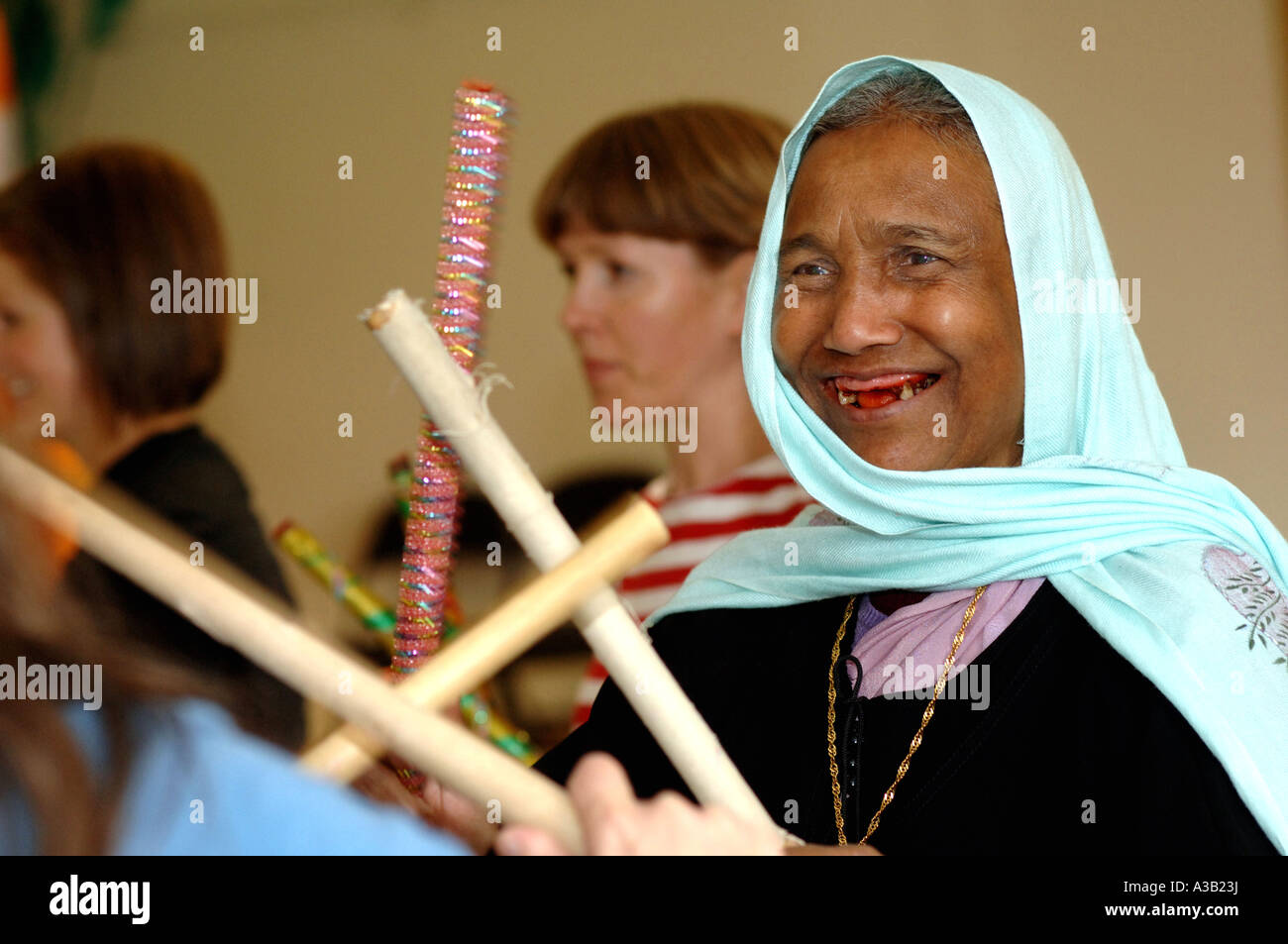Eine muslimische Frau schließt sich eine Gemeinschaft Tanz Event Bradford Stockfoto