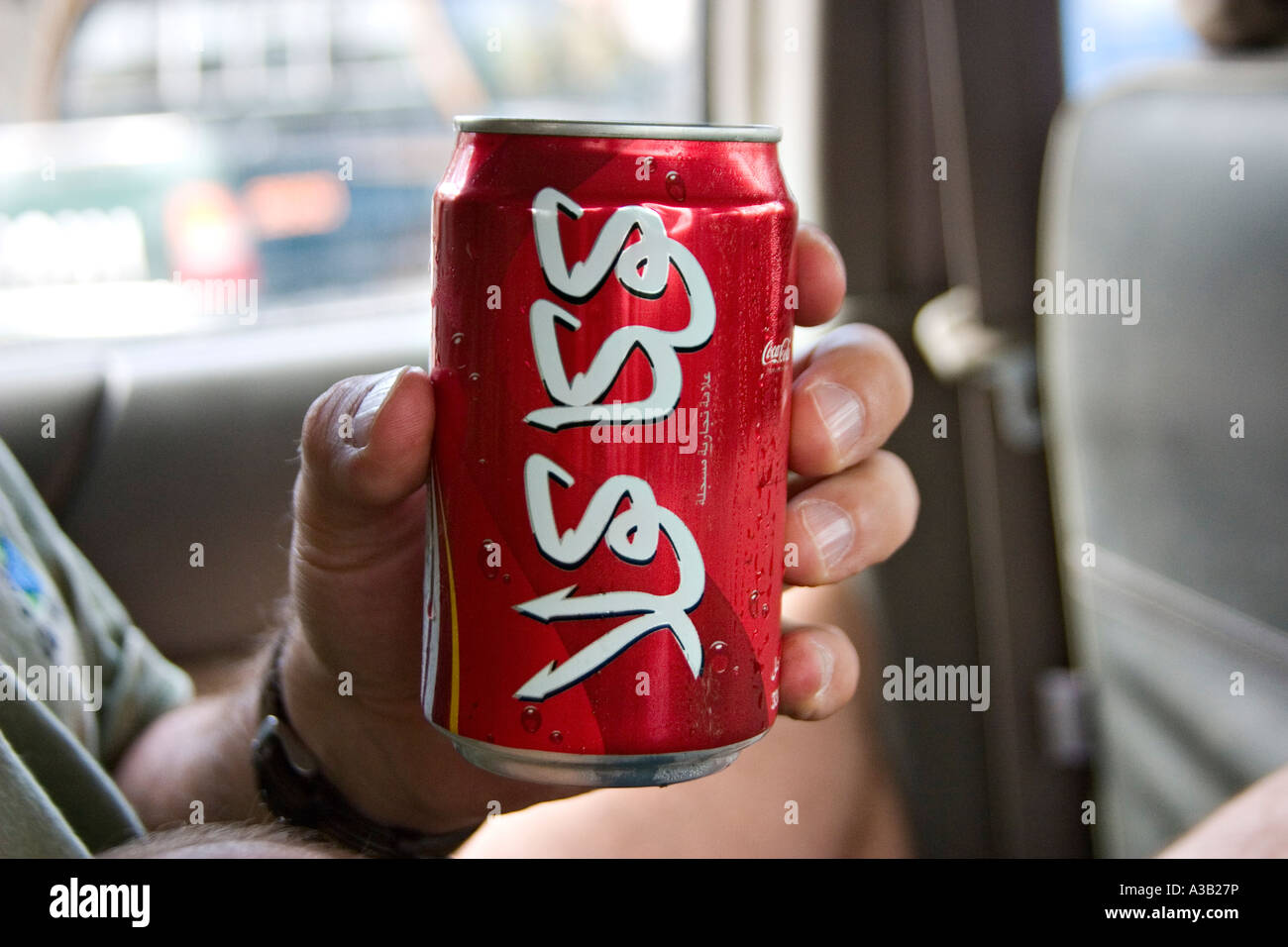 Coca-Cola Dose geschrieben in Arabisch, Dschibuti, Afrika Stockfoto