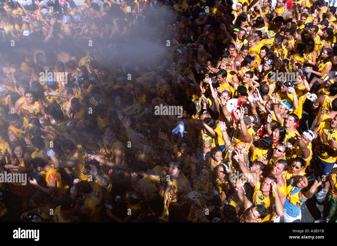 Segen Dusche über eine Menge von tanzenden Menschen beim Karneval in Salvador de Bahia, Brasilien Stockfoto