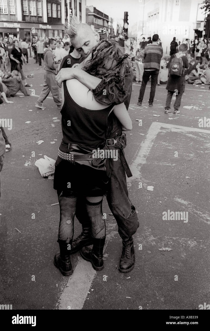 Punk-paar küssen während einer Kundgebung in Brixton London England Großbritannien UK Stockfoto