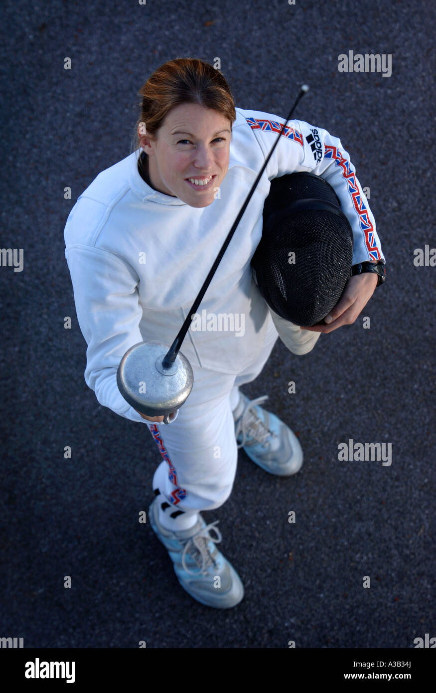 MODERNE FÜNFKÄMPFER GEORGIE HARLAND MIT DEM GROßBRITANNIEN-TEAM AN DER UNIVERSITY OF BATH, ABGEBILDET IM FECHTEN KIT NOV 2006 Stockfoto