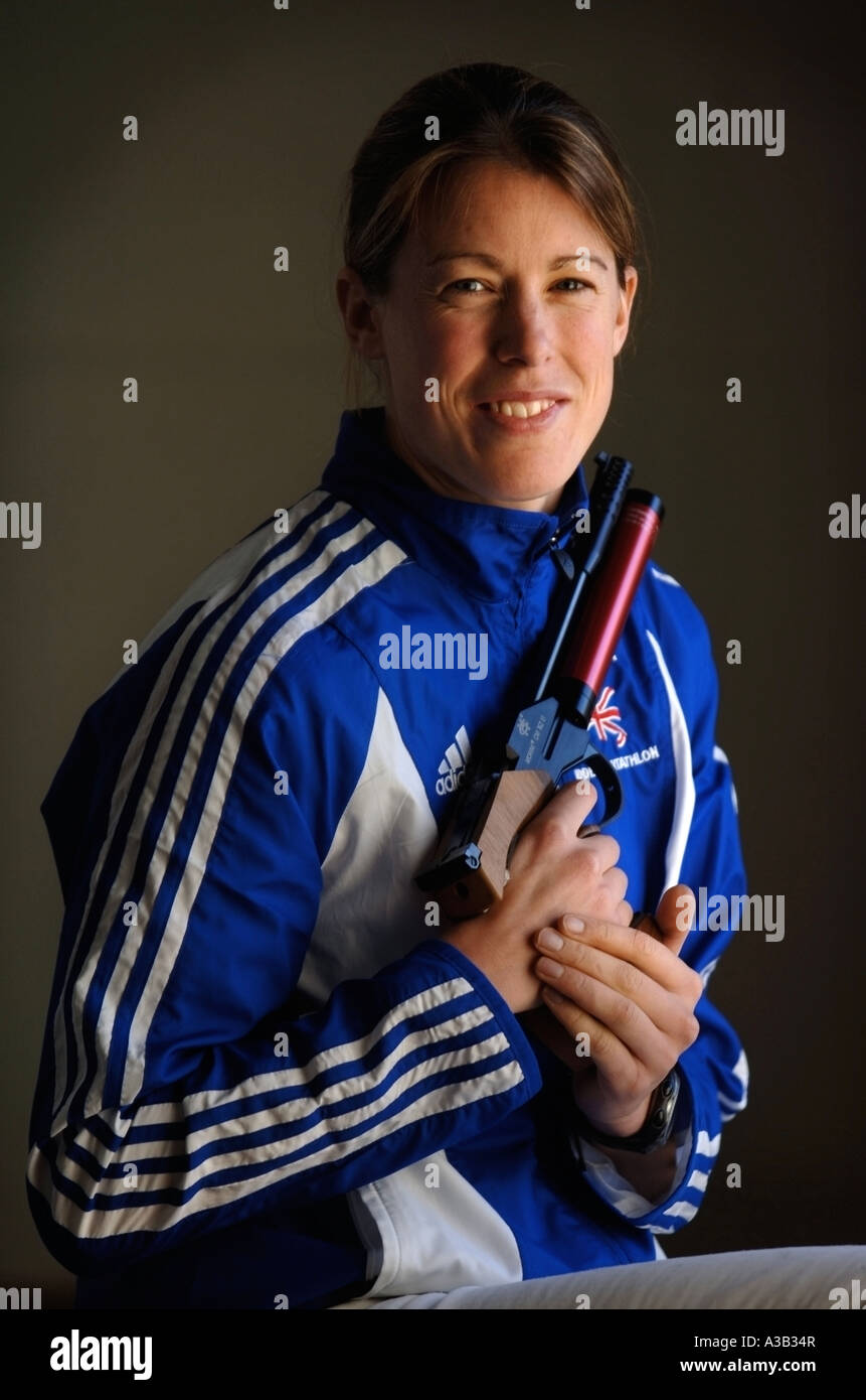MODERNE FÜNFKÄMPFER GEORGIE HARLAND MIT DEM GROßBRITANNIEN-TEAM AN DER UNIVERSITY OF BATH, IM BILD MIT IHRER PISTOLE NOV 2006 Stockfoto