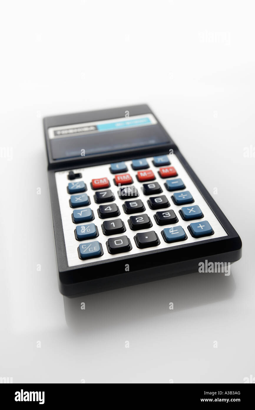 Alten altmodischen Taschenrechner auf weißem Hintergrund selektiven Fokus Hand Rechner Stockfoto