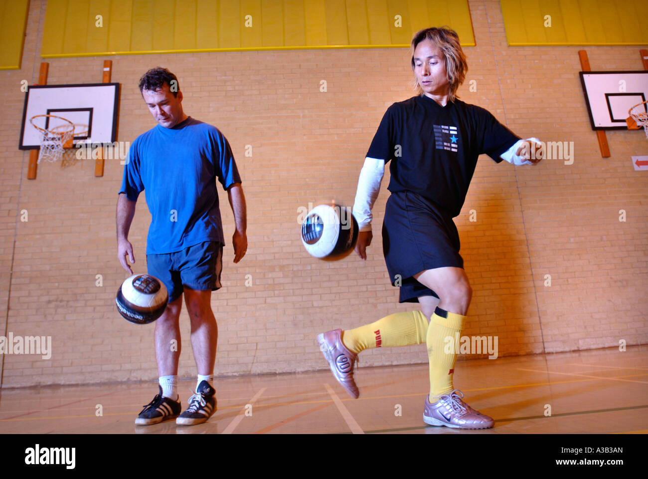 FUßBALL FÄHIGKEITEN PERFORMER HERR WOO ZEIGT SEINE TRICKS OKT 2006 GROßBRITANNIEN Stockfoto