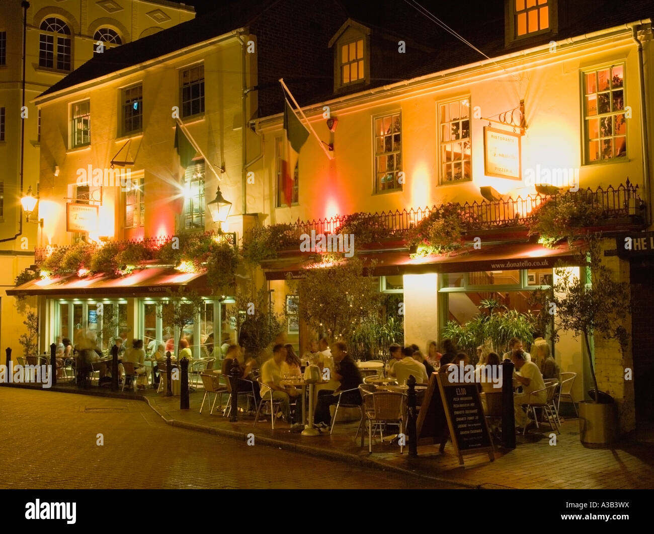 ENGLAND-East Sussex Brighton Lanes Donatello italienischen Restaurant in der Nacht mit Personen auf den Bürgersteig Bürgersteig Tischen Speisen Stockfoto