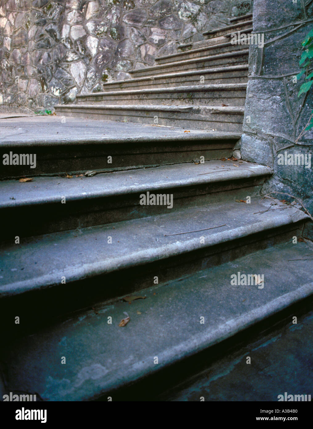 gut ausgetretene Treppe aus einem niedrigen Winkel Stockfoto