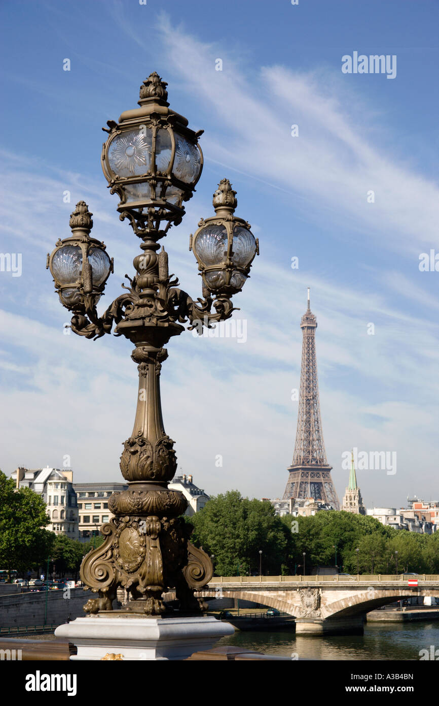 Frankreich-Ile de France Paris Ponte Alexandre III Brücke Jugendstil Laterne auf die Brücke Ponte Alexandre III mit Eiffelturm beyon Stockfoto
