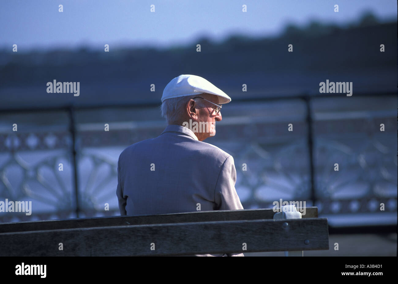 Alter Mann saß auf der Bank Stockfoto