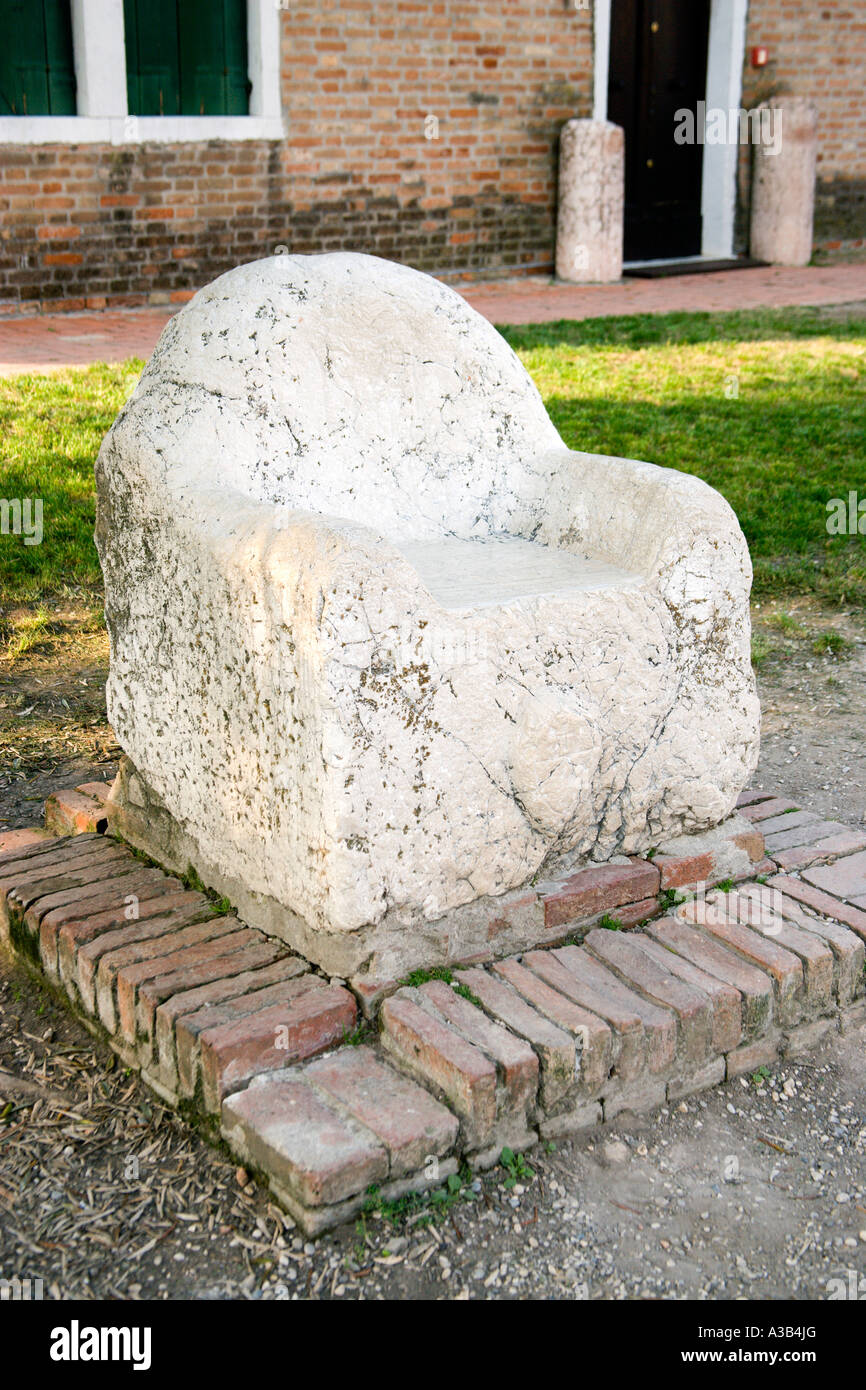 Italien Venetien Venedig Lagune Torcello Insel A Marmor Seat oder Stuhl soll als ein Thron von 5. Jahrhundert König Attila verwendet werden Stockfoto