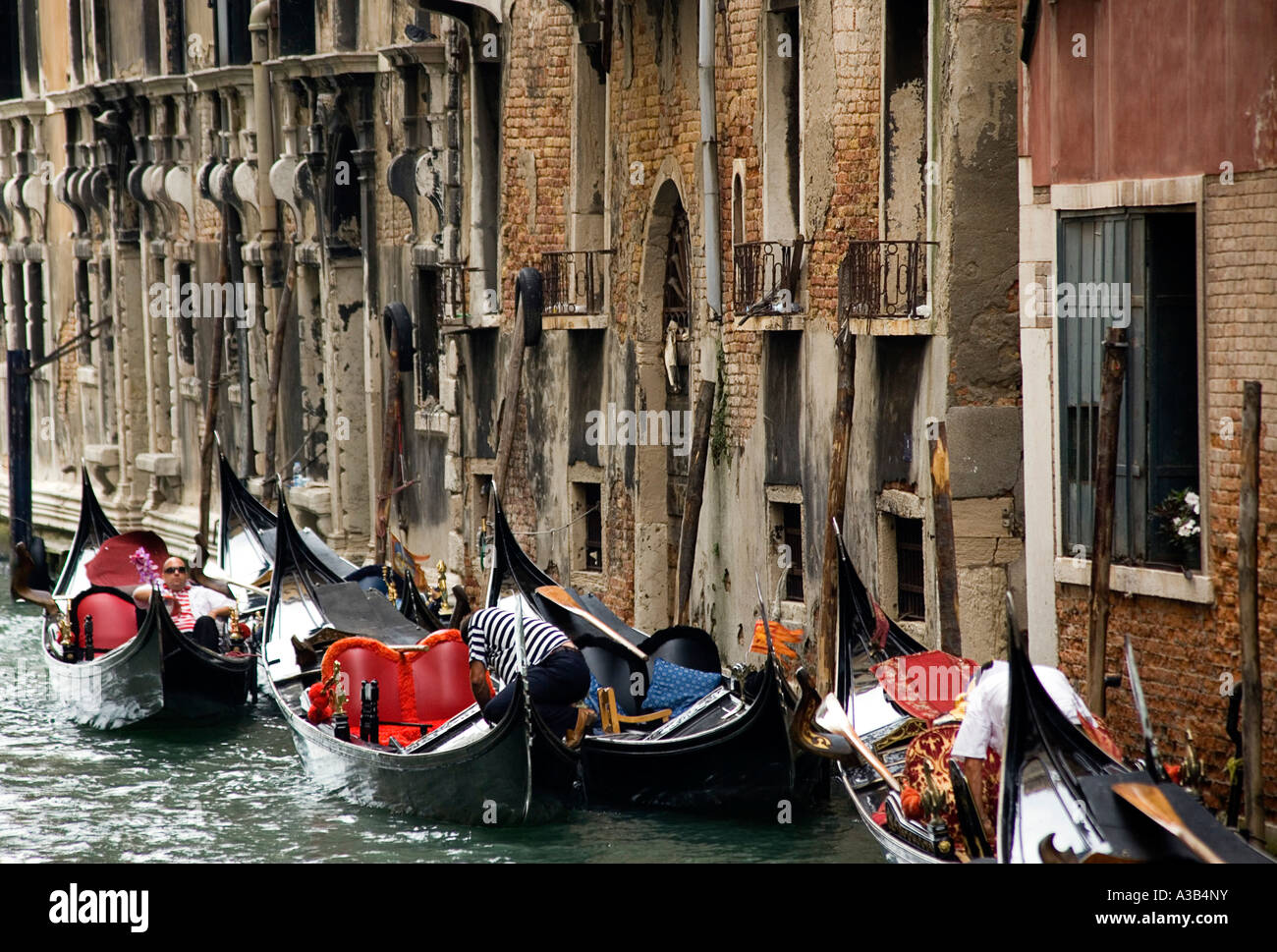 Italien Venetien Venedig Gondolieren ruht in ihre leere Gondeln festgemacht am Rio San Moise-Kanal entlang. Stockfoto