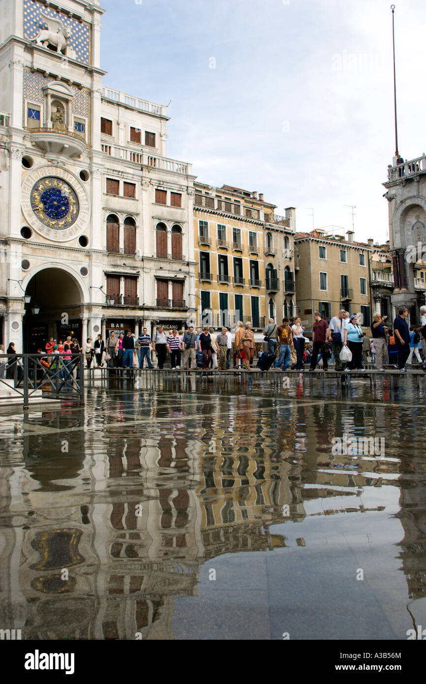 Italien Venetien Venedig Aqua Alta Hochwasser Überschwemmung in Markusplatz entfernt. Touristen auf erhöhten Gehweg auf der Piazza San Marco Stockfoto