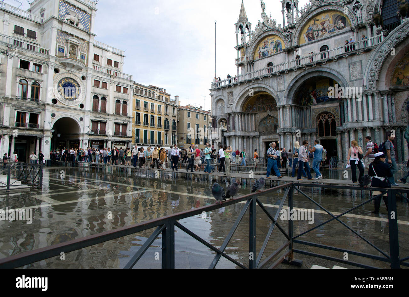 Italien Venetien Venedig Aqua Alta Hochwasser Überschwemmung in Markusplatz entfernt. Touristen auf erhöhten Gehweg auf der Piazza von Basilika Stockfoto