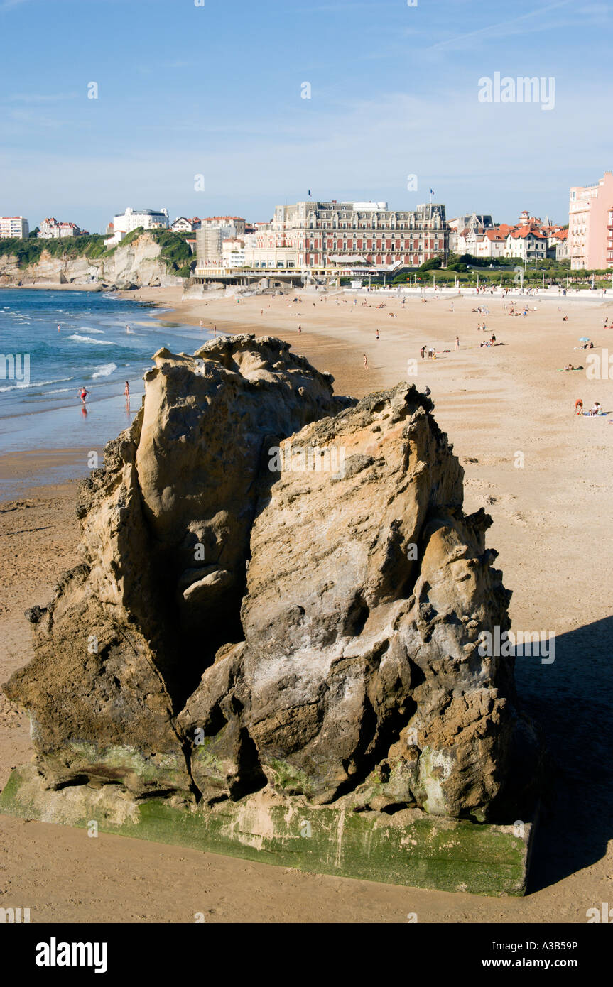 Frankreich Aquitaine Pyrenäen Atlantique Biarritz baskischen Atlantikküste Küste Badeort. Grande Plage und Hotel du Palais mit rock Stockfoto