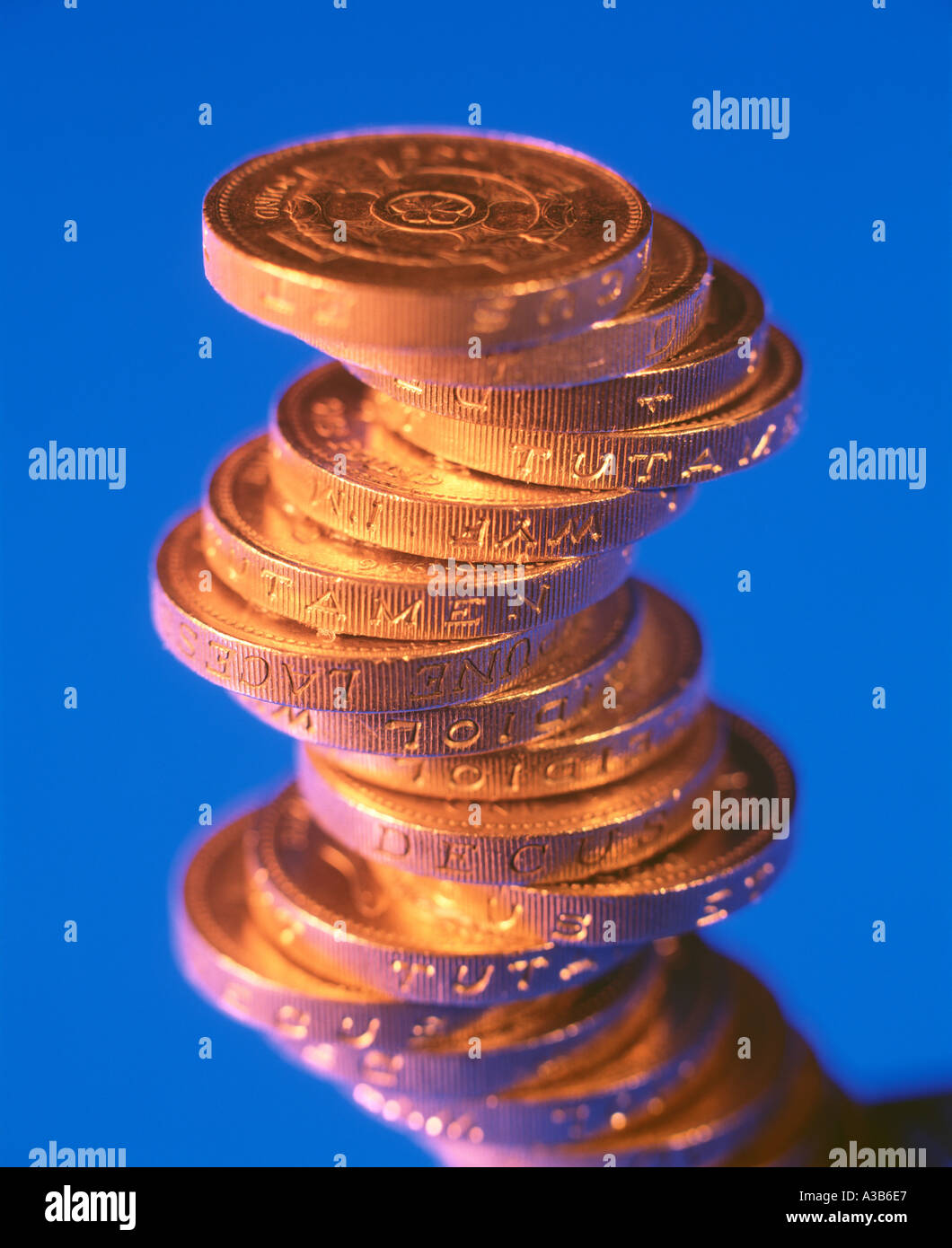 Stapel von Münzen auf blauem Hintergrund Stockfoto