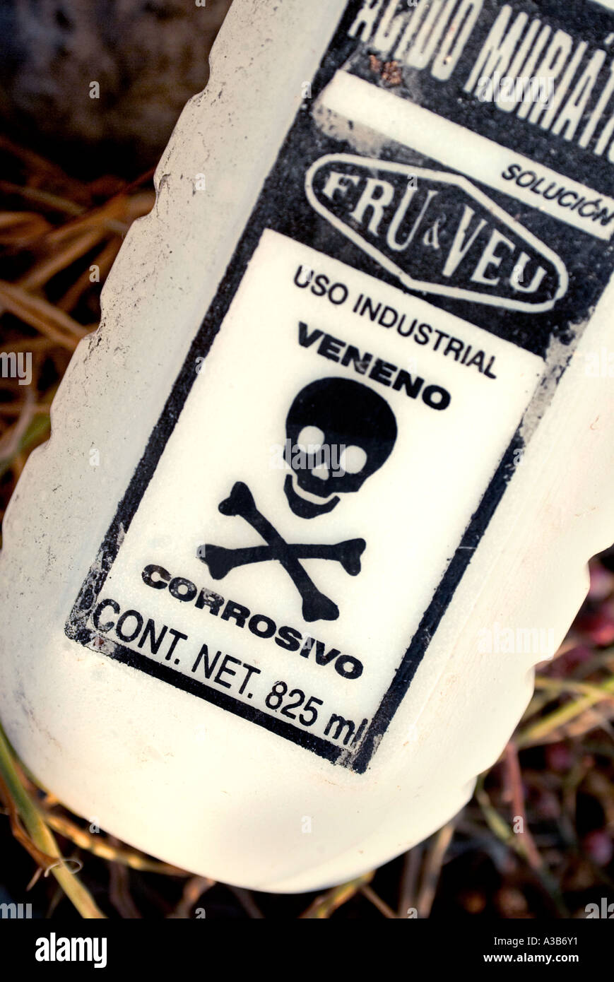 Warnzeichen mit einem Totenkopf für eine giftige Substanz Stockfoto