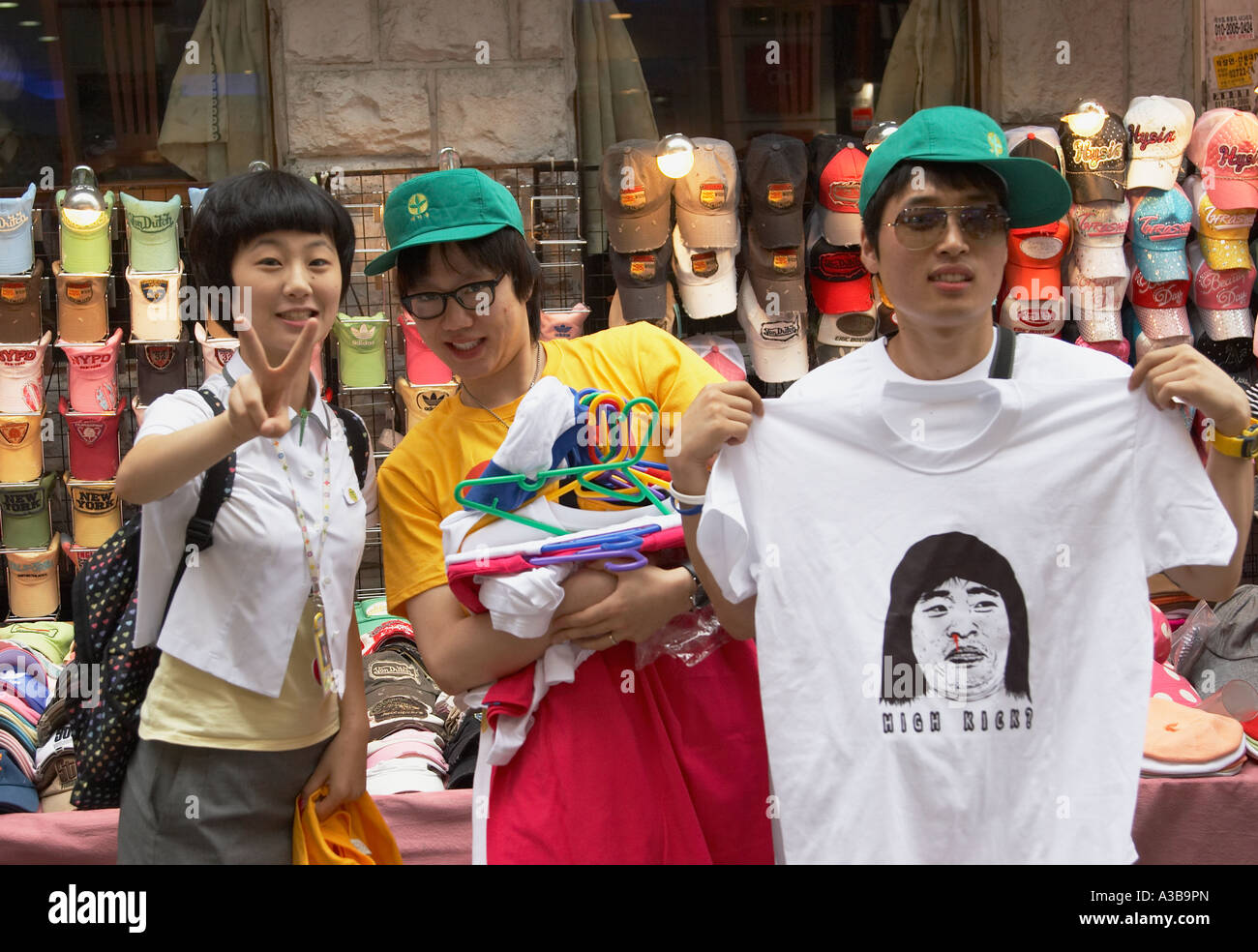 Seoul, Leute verkaufen T-Shirts Stockfoto